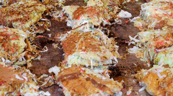 Okonomiyaki prêts à manger lors du Koenji Awa Odori à Tokyo