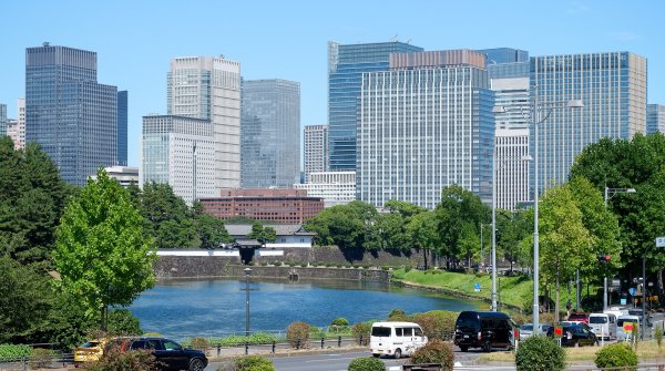 Hibiya (Tokyo), vue sur les douves du palais impérial et les grattes-ciels de Hibiya-dori