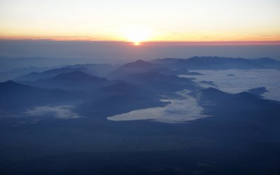 Ascension du Mont Fuji, lever du soleil au sommet de la montagne