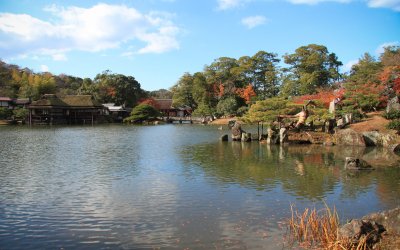 Chateau de Hikone (Shiga), plan d'eau du jardin Genkyu-en en automne