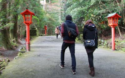 Visite de sanctuaire en hiver au Japon