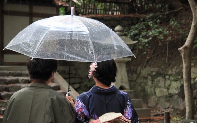 Kyoto, couple de Japonais en kimono sous un parapluie transparent