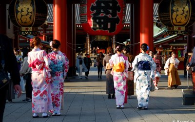 Senso-ji (Tokyo), touristes devant la lanterne de la grande porte 