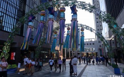 Décorations de fukinagashi pour Tanabata au pied de l'Umeda Sky Building à Osaka