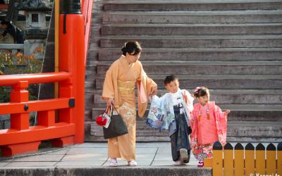 Sumiyoshi Taisha (Osaka), famille japonaise qui célèbre Shichi-Go-San en novembre