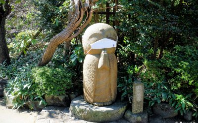 Kamakura, statue de Jizo avec masque pendant la pandémie de Covid