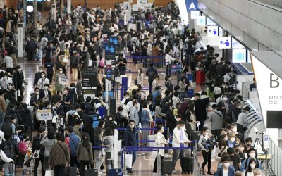 Aéroport de Narita à Tokyo, foule de voyageurs le vendredi 29 avril 2022 (©KYODO et The Japan Times)