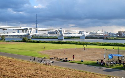 Katsushika (Tokyo), pont Horikiri-bashi et terrain de baseball au bord de l'Ara-kawa
