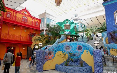 Ghibli Park (Nagoya), grand escalier central en mosaïque de l'Entrepôt géant 