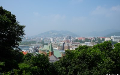 Glover Garden (Nagasaki), panorama sur la ville et les pavillons de l'église catholique Oura