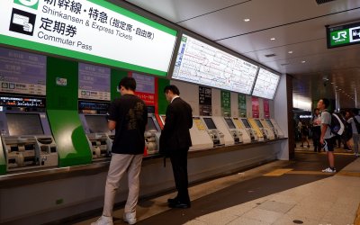 Tokyo, guichets automatiques pour l'achat de tickets de train