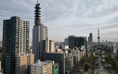 Sakae (Nagoya), vue aérienne par drone du parc Hisaya Odori et de la tour Mirai Tower