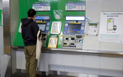 Bornes automatiques en gare dédiées aux billets de trains et titres de transports