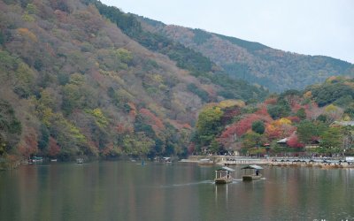 Arashiyama (Kyoto), vue sur les montagnes forestières à l'automne depuis le pont Togetsukyo