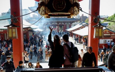 Senso-ji (Asakusa, Tokyo), touristes devant le pavillon de prière (nov. 2023)