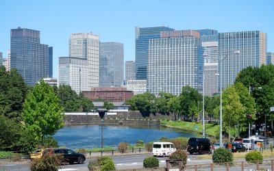 Hibiya (Tokyo), vue sur les douves du palais impérial et les grattes-ciels de Hibiya-dori