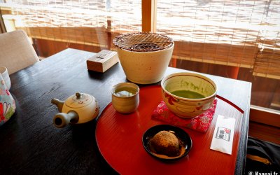Gion Tokuya (Kyoto), bol de thé Matcha et pâtisserie japonaise traditionnelle