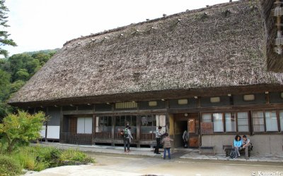 Résidence Wada (Shirakawa-go), entrée de la grande maison au toit de chaume