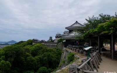 Château de Matsuyama (Shikoku), Vue sur la forteresse et la Mer Intérieure de Seto