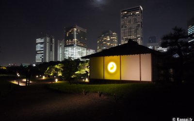 Hamarikyu Tsukimi Sanpo (Tokyo), façade du pavillon de thé Tsubame-no-Ochaya éclairée par une lune dorée avec un lapin