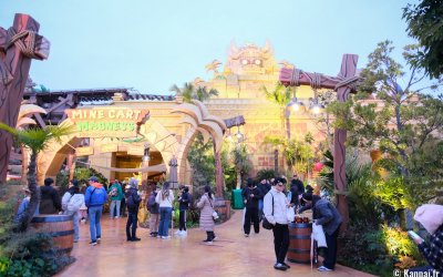 Donkey Kong Country (USJ, Osaka), vue sur le Temple d'or à la tombée de la nuit