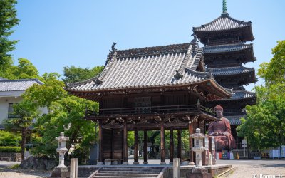 Kosho-ji (Nagoya), vue sur la porte Chumon, le grand bouddha rouge et la pagode du temple
