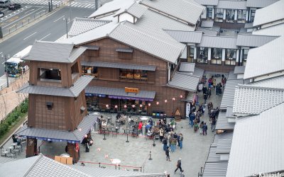 Toyosu Senkyaku Banrai (Tokyo), vue sur la place centrale du marché et le clocher Toki no Kane