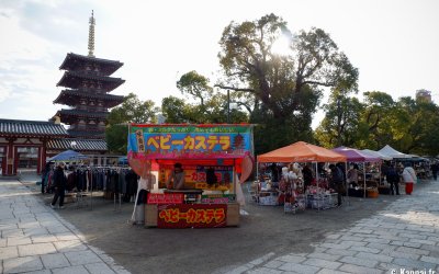 Marché aux antiquités de Shitenno-ji (Osaka), stands et vue sur la pagode du temple