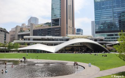 Grand Green Osaka (Umeda), vue sur le plan d'eau et l'auvent du parc Umekita en été