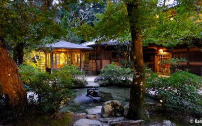 Iwaso (Miyajima), Vue du petit jardin japonais devant l'entrée du ryokan