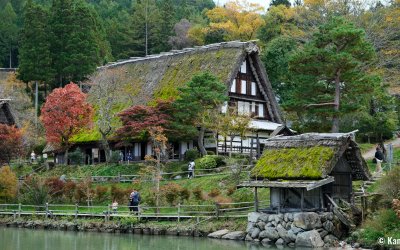 Hida no Sato (Takayama), Vue sur une maison traditionnelle à toit de chaume gassho-zukuri en automne