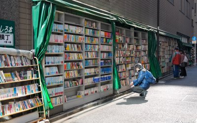 Jimbocho (Tokyo), Rayonnage de bouquiniste en extérieur