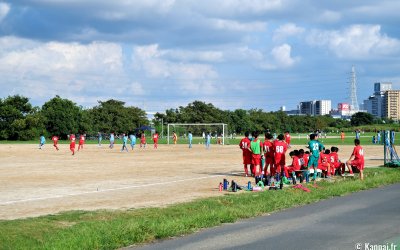 Berges Arakawa Dote (Tokyo), jeunes à l'entrainement de foot