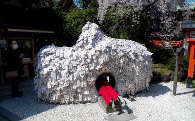 Yasui Kompiragu (Kyoto), Rocher Enkiri enmusubi ishi couvert de talismans