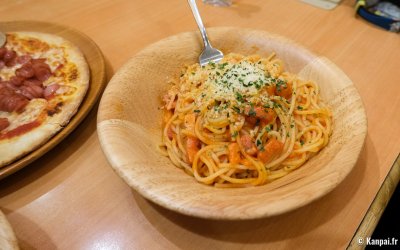 Saizeriya Ikebukuro 60F Dori No.2 (Higashi-Ikebukuro, Tokyo), plats de spaghetti à la tomate et pancetta et pizza à la saucisse 