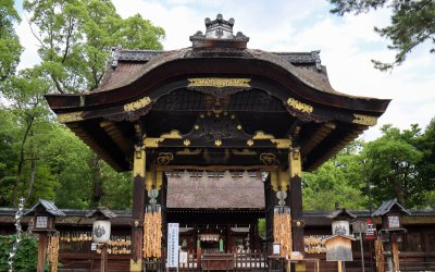Toyokuni-jinja (Kyoto), Grande porte karamon devant le pavillon principal du sanctuaire