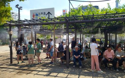 Chaleur en été au Japon, brumisateurs au sein d'une aire de repos à Asakusa à Tokyo