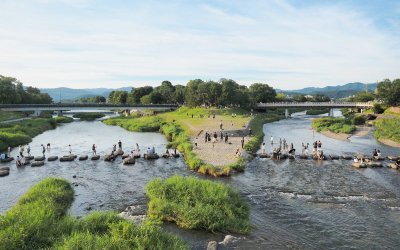 Delta de Demachiyanagi (Kyoto), vue sur le passage de la rivière en pierres de gué en été