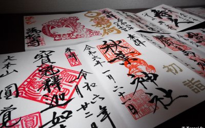 Exemples de sceaux goshuin variés sur goshuincho en accordéon
