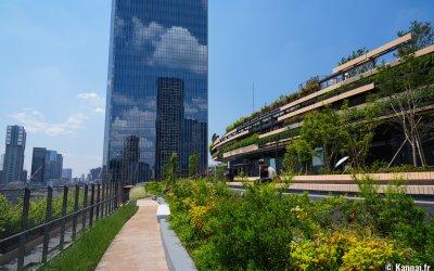 MoN Takanawa (Tokyo), Terrasse végétalisée du musée avec vue sur les voies de chemin de fer