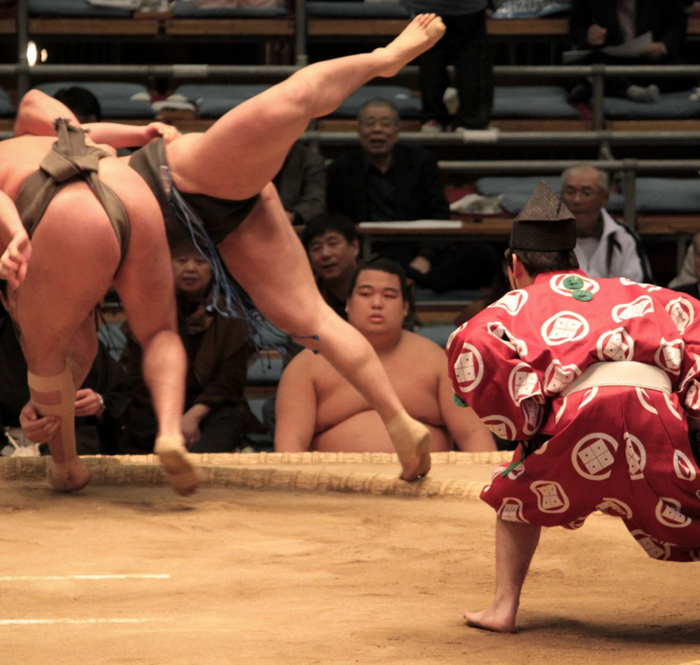 Tournoi de Sumo à Osaka, Lutteurs et arbitre sur le dohyo avant le match