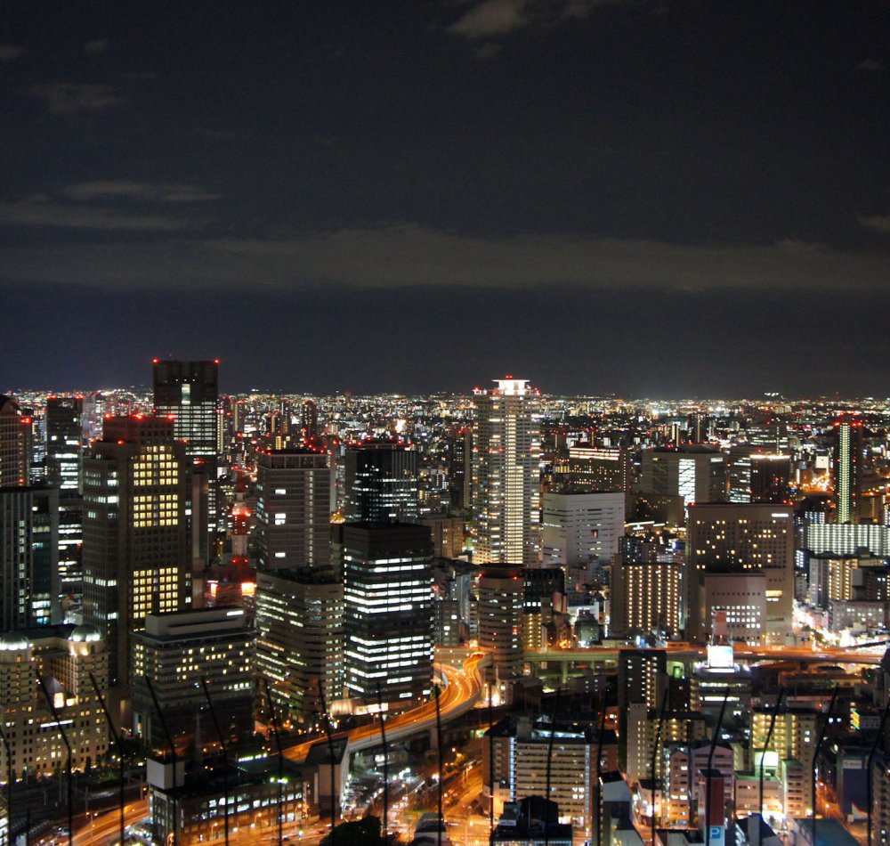 Osaka, vue aérienne par drone de la ville et son château 
