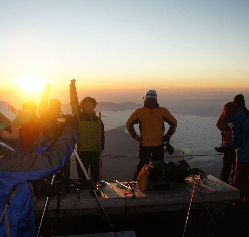 Ascension du Mont Fuji, lever du soleil au sommet de la montagne Ascension du Mont Fuji, lever du soleil au sommet de la montagne