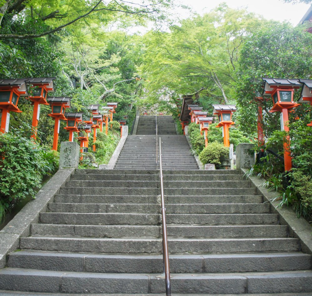 Mont Kurama, Chemin aux lanternes rouges