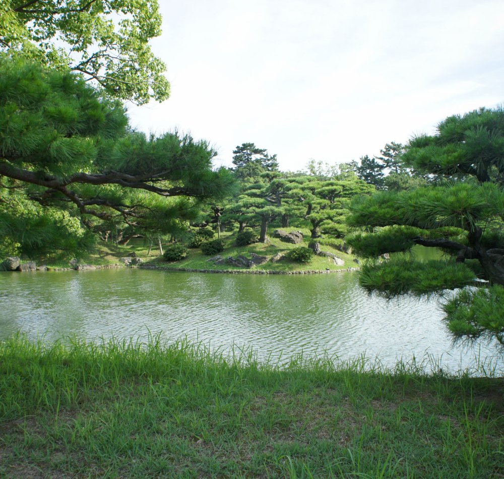 Ritsurin Koen (Takamatsu), Vue d'ensemble sur le Mont Shiun et un étang