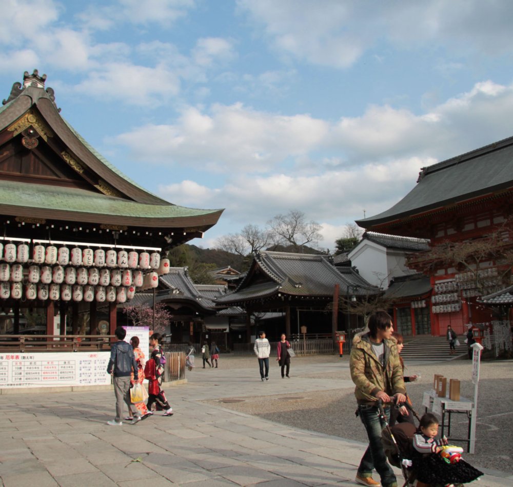 Yasaka-jinja (Kyoto), escalier à l'entrée du sanctuaire