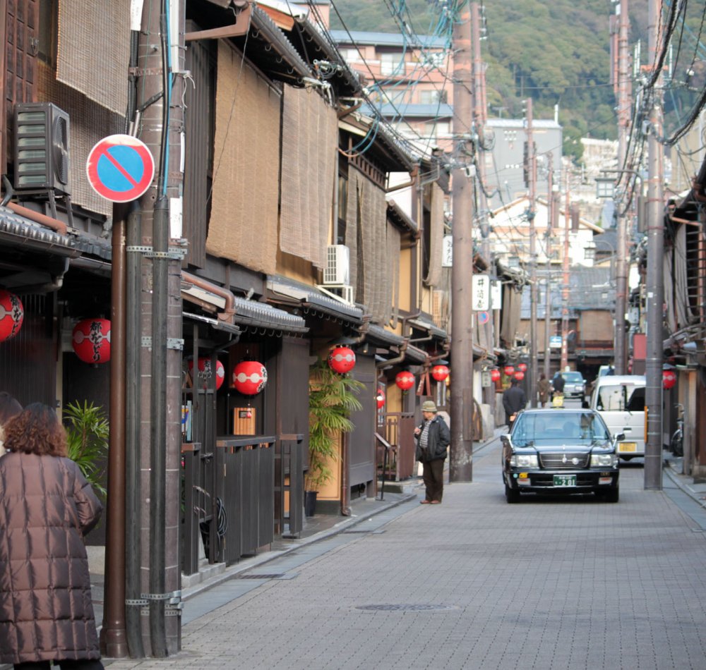 Gion (Kyoto), Hanamikoji-dori en avril 2024