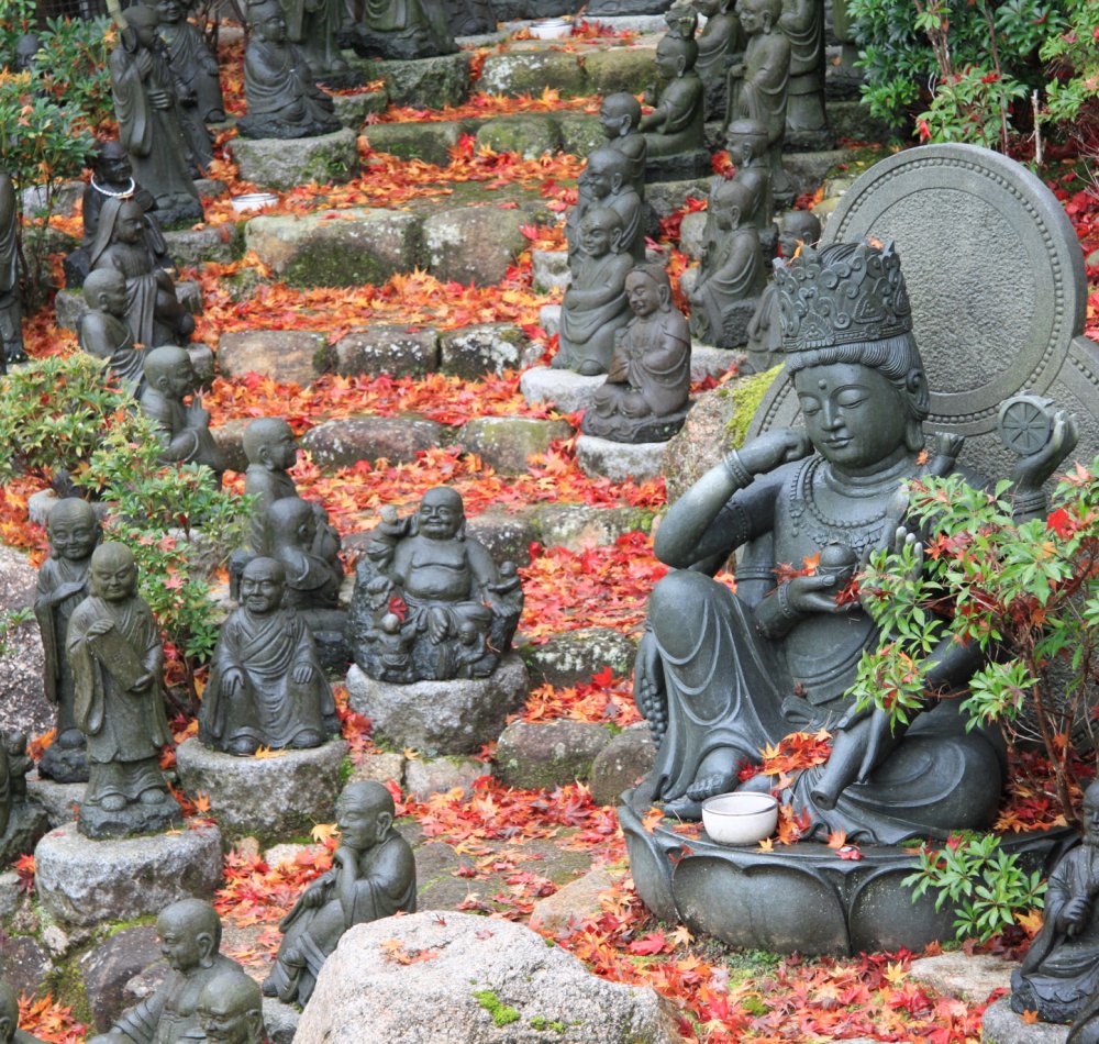 Daisho-in (Miyajima), Escalier cerné de dizaines de statues bouddhiques Daisho-in (Miyajima), Escalier cerné de dizaines de statues bouddhiques