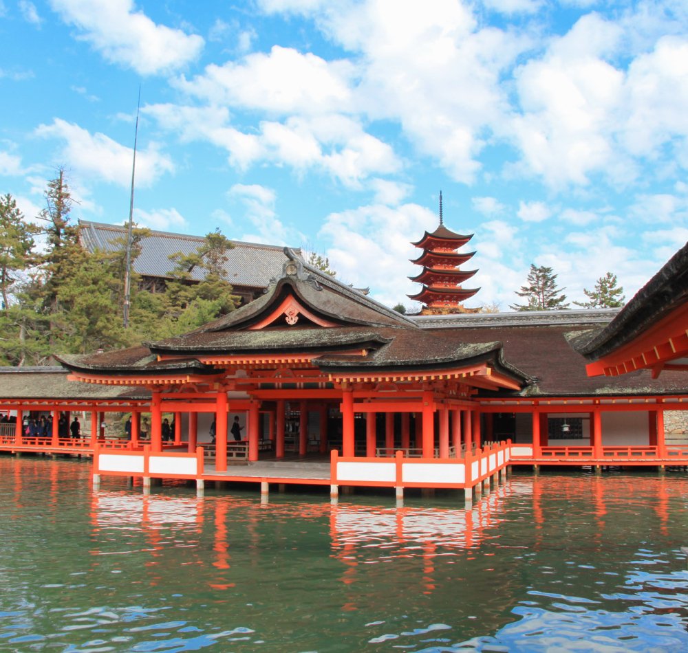 Itsukushima, vue du sanctuaire sur l'île de Miyajima Itsukushima, vue du sanctuaire sur l'île de Miyajima