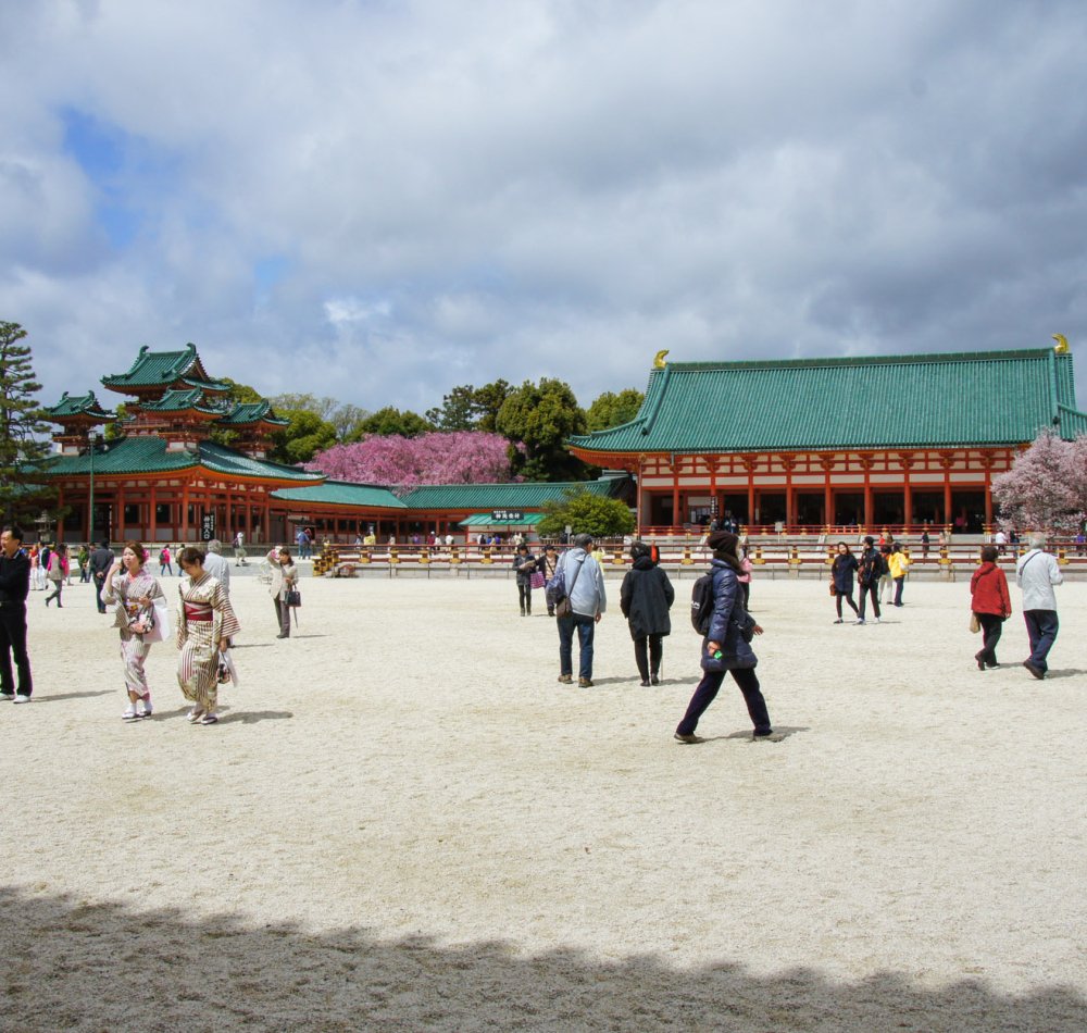 Heian-jingu (Kyoto), vue sur le jardin et les pavillons du sanctuaire au printemps